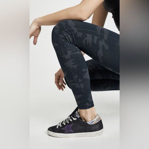 NWT Spanx Look at Me Now Seamless Leggings in Black Camo - Picture 5 of 10